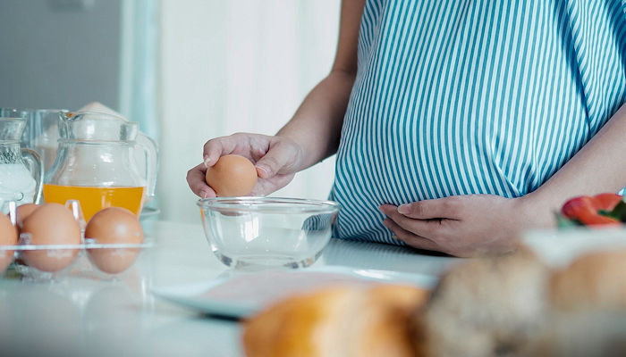 comer huevos fritos durante el embarazo