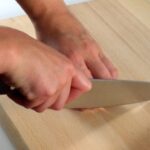 Cómo curar un dedo cortado con un cuchillo