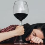¿Cómo el vino tinto puede mejorar tu descanso nocturno?