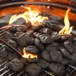 Cómo encender un fuego con carbón: Una guía sencilla